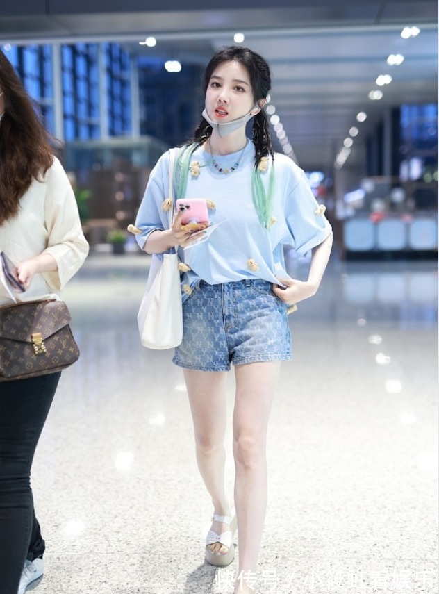 穿搭|陈小纭的打扮有点甜度超标,扎双马尾配T恤,还跟小孩子一样