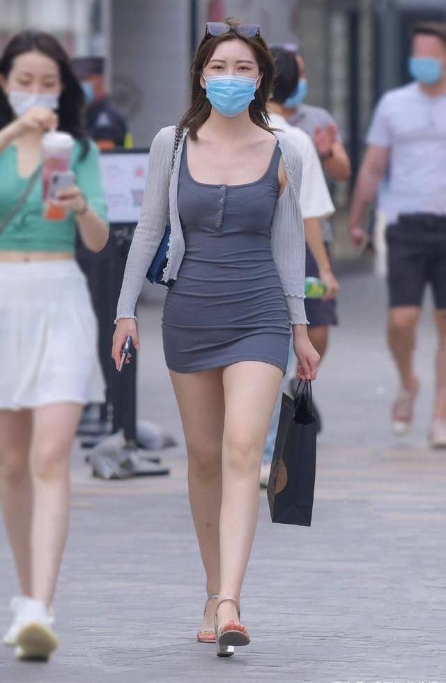 外在|巧搭吊带短裙，这样穿清凉舒适又防晒，还能轻松提升你的外在美