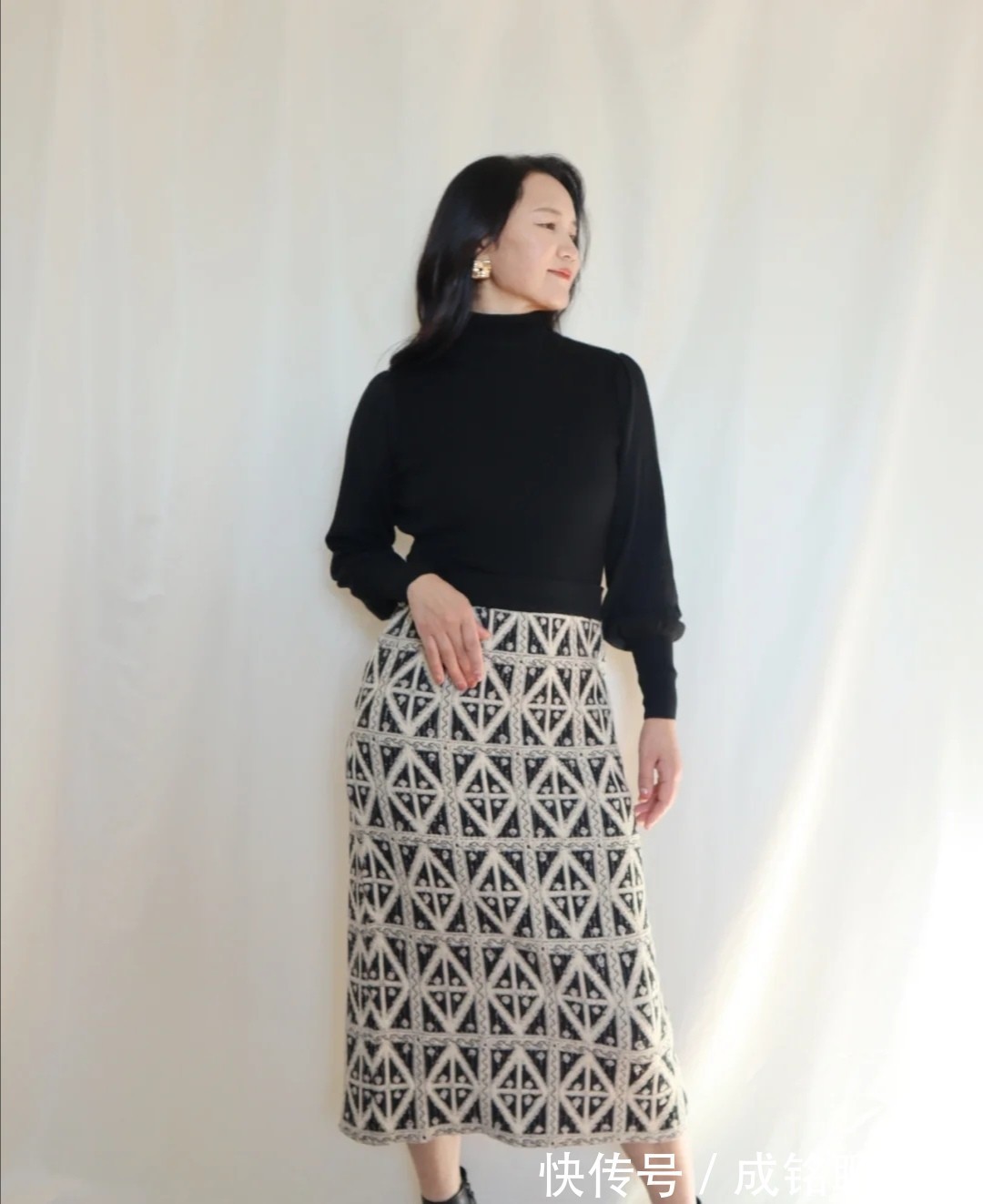 包臀裙 50岁的妈妈别总穿宽松款,修身包臀裙百搭又显身材,优雅还有韵味