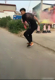 |搞笑GIF:妹子,你把我的步伐全打乱了!