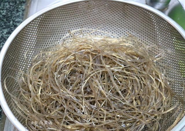 这道菜可以代替主食,香滑筋道灵活搭配,家人隔三差五就喊馋