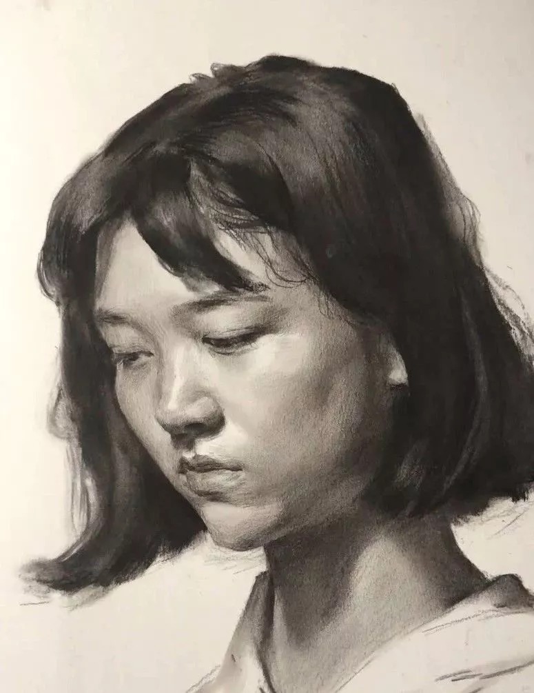 朱传奇&素描课堂|朱传奇教你画眼神低垂的短发女青年素描头像