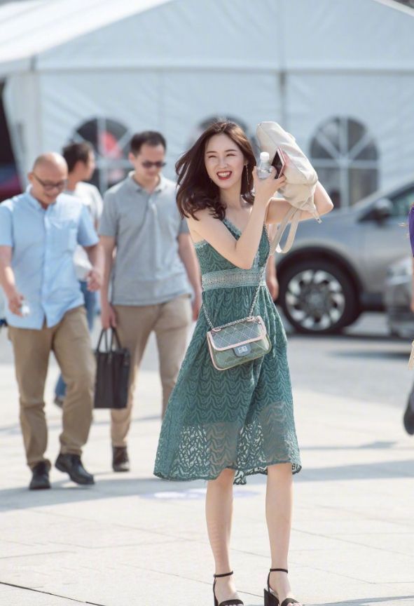 霸道女总裁 小姐姐时尚的穿搭很显眼,身材高挑,靓丽大气