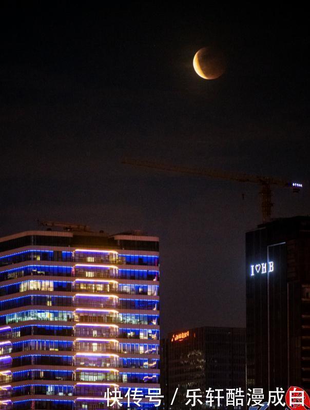 塔顶 【图集】超级月亮爬上小蛮腰塔顶!实拍月食复原全过程