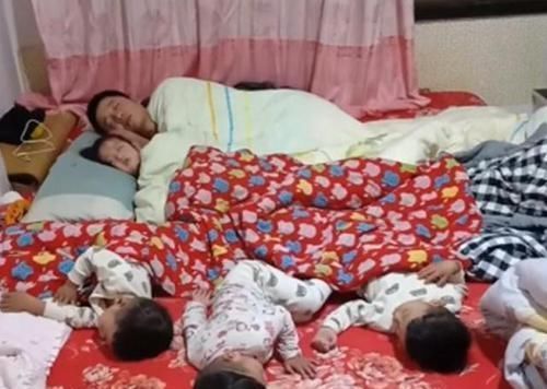 重男轻女|一家五口睡觉的照片火了,网友调侃:儿子只是意外,女儿才是真爱