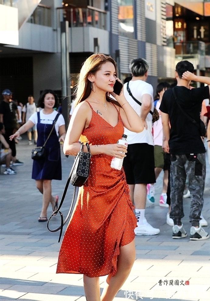 时尚姑娘 选好一款得体的连衣裙,就能锁定大局,时尚姑娘的搭配并不很难