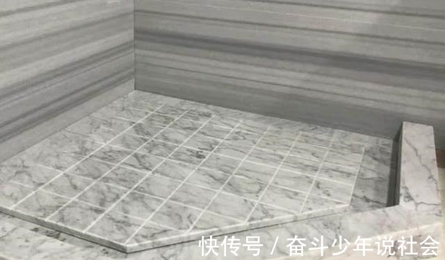 聪明人|卫生间地面不要贴瓷砖了,头次见聪明人铺这种材料,后悔没早知道