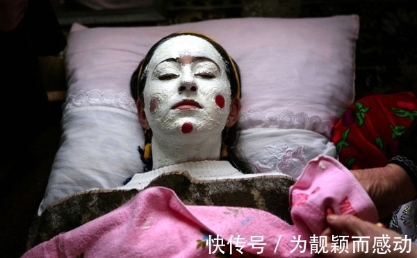 新娘|保加利亚婚礼奇葩风俗,新娘化妆变“尸体”。
