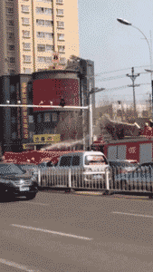 |搞笑GIF:妹子,你把我的步伐全打乱了!