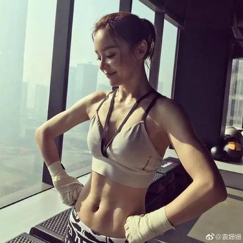 性感|健身姑娘撩起上衣竟如此有料，无数直男的沦陷了