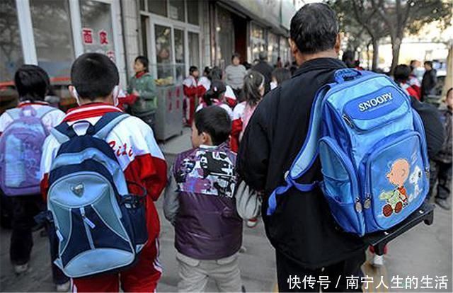 孩子的书包都装着啥孩子打开书包后,家长新世界的大门