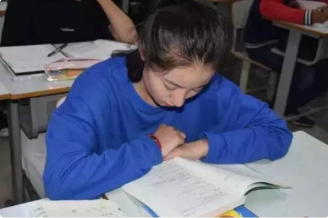 low|女生晚自习认为“很美”的3行为,其实“low”爆了,男生贼反感