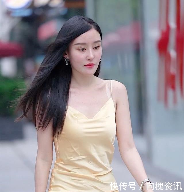 裙子 姐姐穿了一件真丝吊带裙，显示出成熟智慧的魅力！