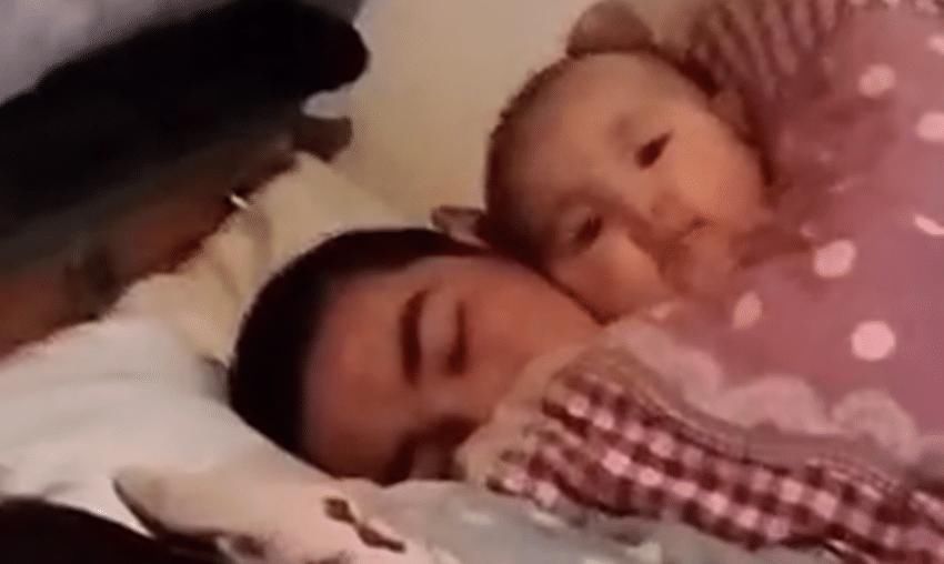 暖宝宝|萌娃变身亲爸的“暖宝宝”火了,网友:这睡姿也太适合冬眠了吧!