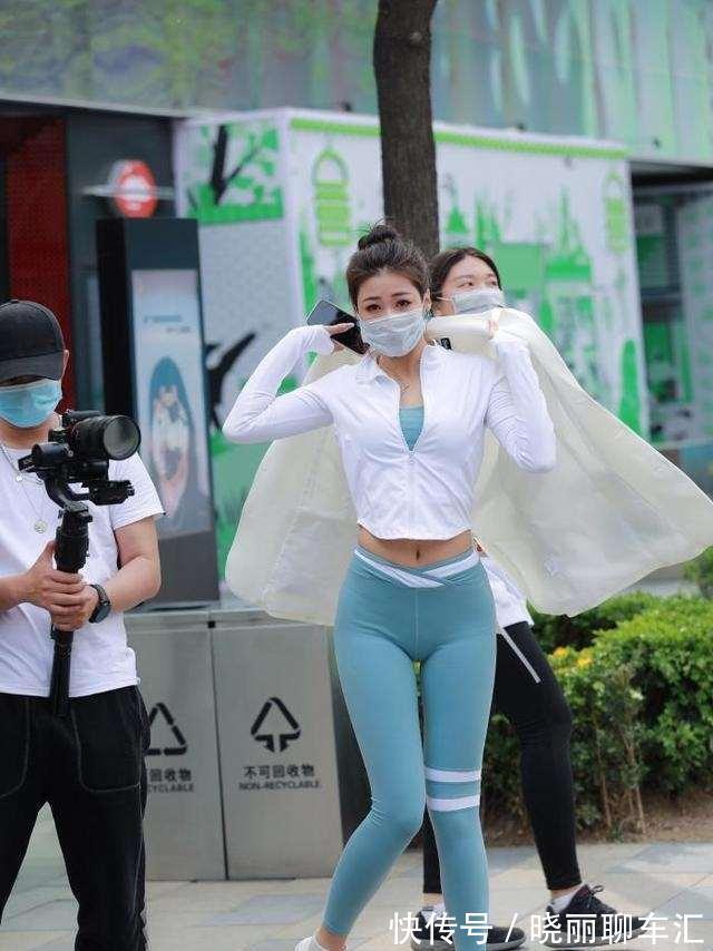 色彩 白色高领上衣搭配浅绿色打底裤，浅色系搭配，清凉时尚感超好