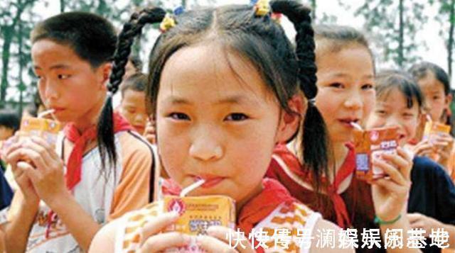 小点心|“天天喝牛奶”的孩子和“从不喝牛奶”的孩子,3大差别很明显