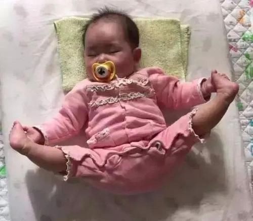 睡姿|宝宝“神奇睡姿”走红,宝妈掀开被子,网友:我一个也做不来