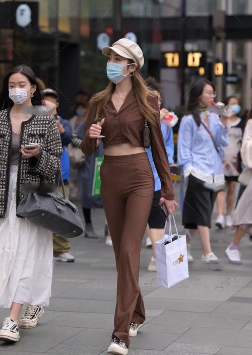  套服|深咖色套服，搭配浅色帽子，散发休闲职场范儿