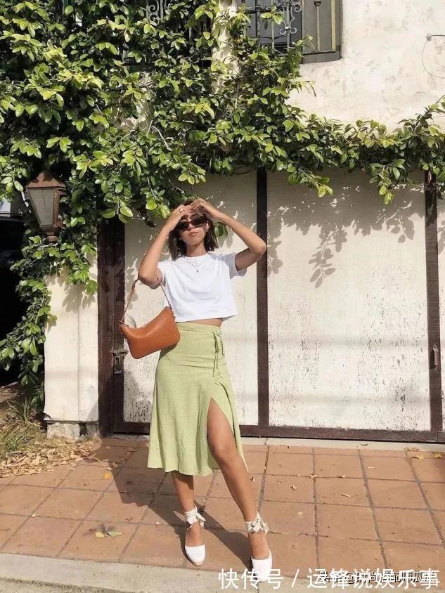 碎花裙 T恤下面最好不要穿裤子，今年流行这样穿，时髦显高很适合小个子