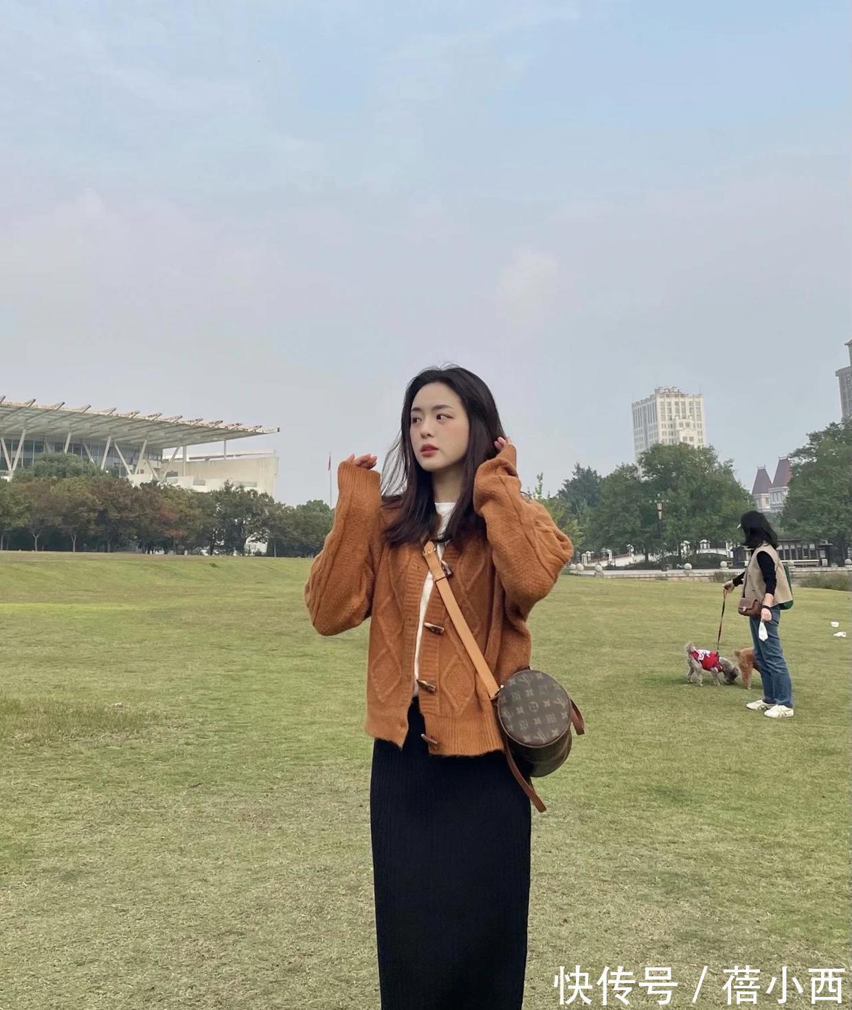 tips|穿“针织开衫”下面搭什么?建议配这3种,学会了你也是时尚博主