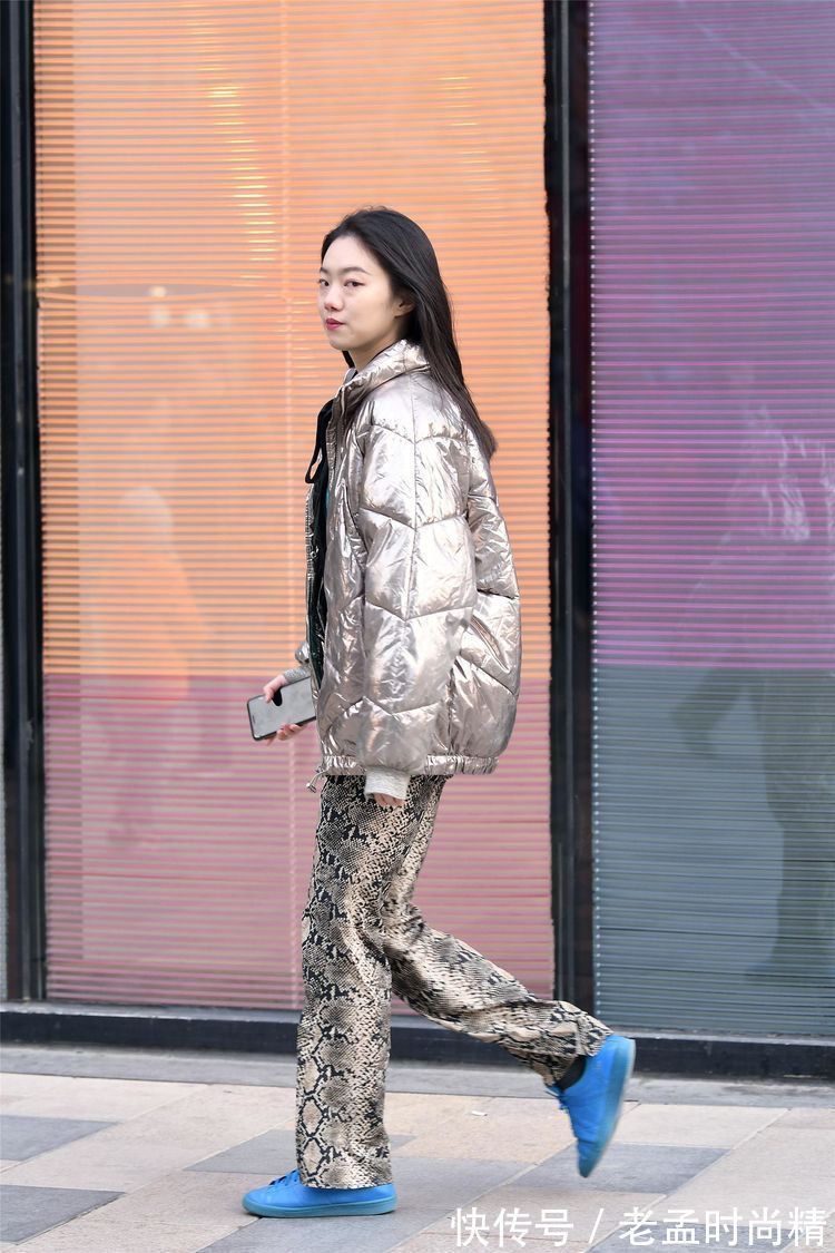 羽绒服 街拍:小姐姐蓝紫色的羽绒服,搭配黑色裙子和打底裤,时尚靓丽!