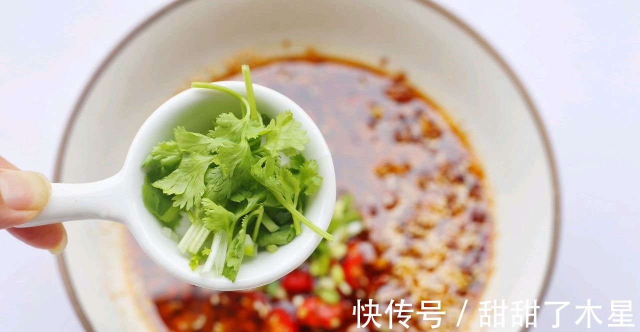 辣椒酱|自制辣椒酱，拌凉菜通用，做法简单，鲜香可口，真实用！