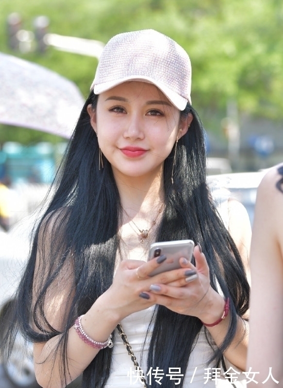 小姐姐|街拍:极品女神长发及腰,紧身衣加小短裤真的美,凸显好身材!