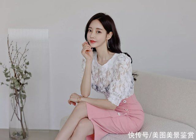 搭配|韩国女神孙允珠时尚搭配:镂空衬衣搭一体裙，彰显完美身材。