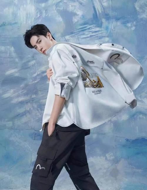 P王一博肯定开心极了!PALACE & EVISU,2021年,又要出联名款了~