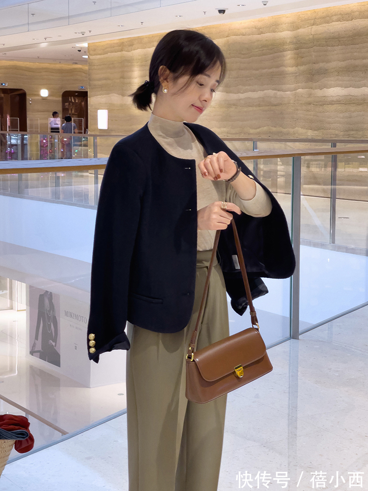 小香风|秋季如何穿才优雅又时髦?建议穿小香风外套,搭配半身裙知性高级