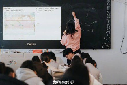 女孩|女孩辍学后重返校园考上清华 网友：她好像一束光