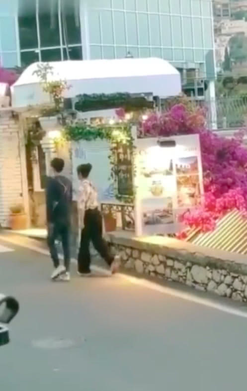 中餐厅|杨紫摸王俊凯脸被粉丝痛骂，当事人澄清正常互动不要过分解读！