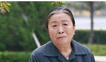 |“丑娘”自称是校花，原以为是笑话，看到年轻照片后，网友：真美