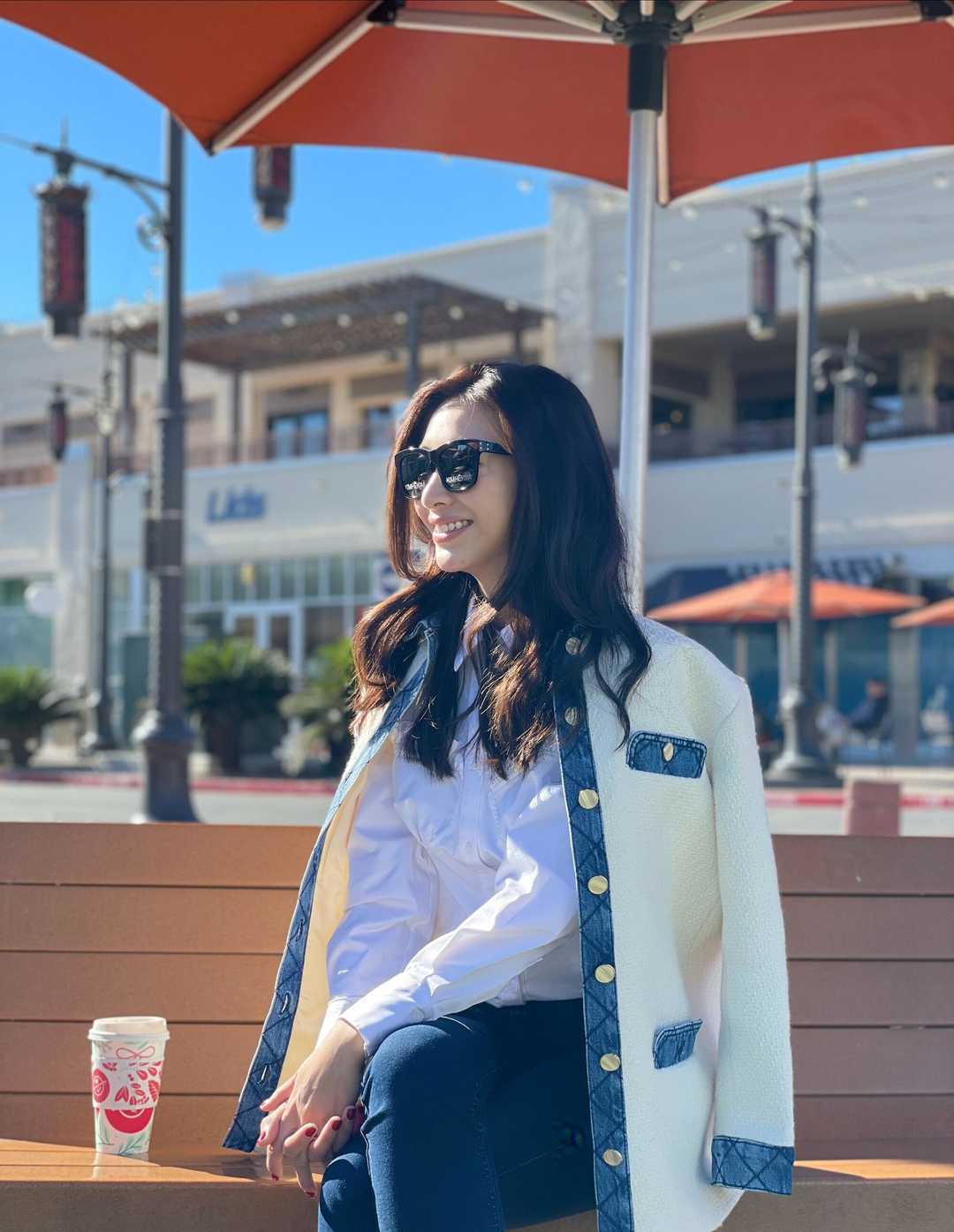 被“温雅”气质给惊艳到了!身穿一袭红色吊带连衣裙,高级洋气