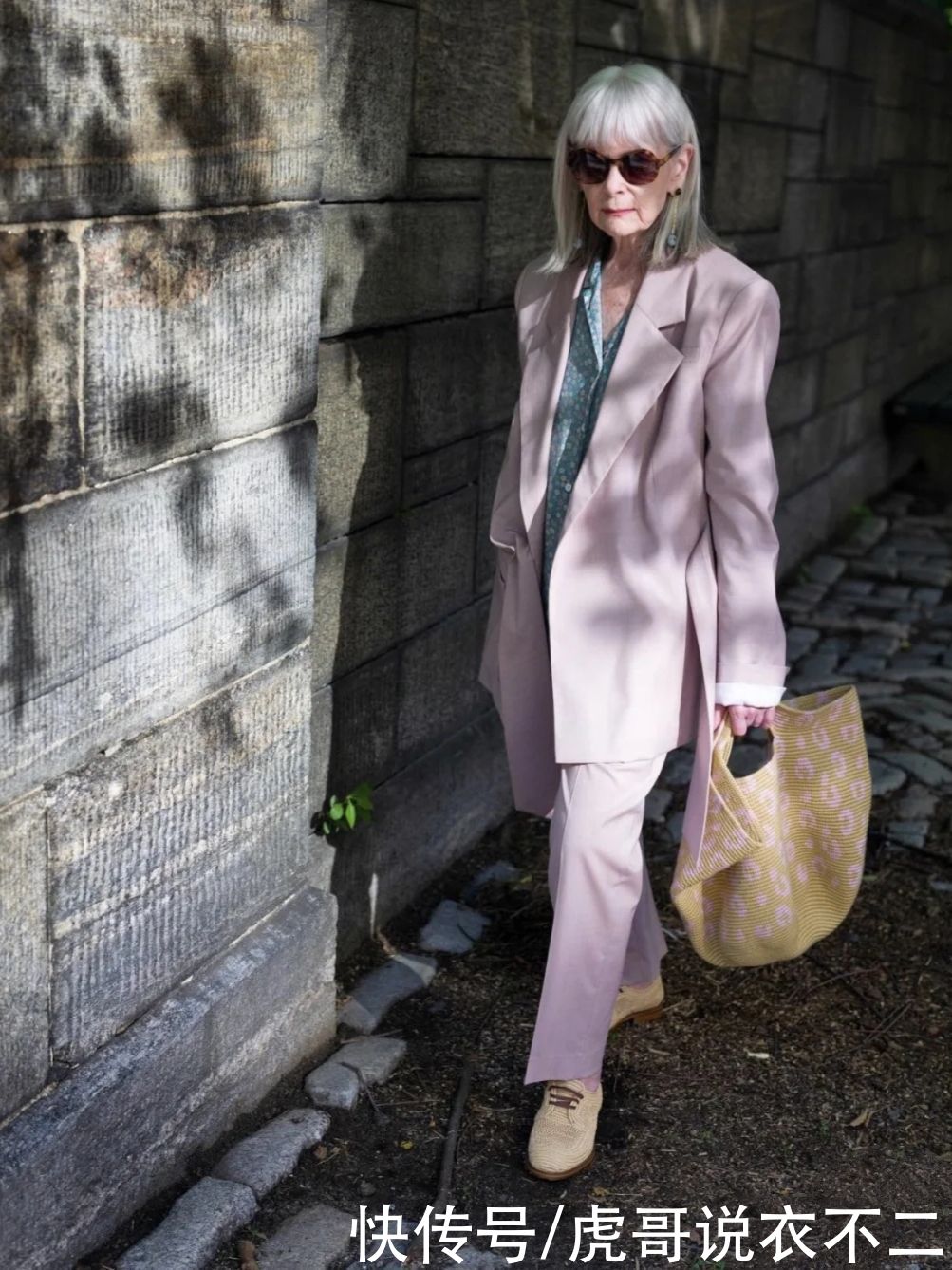 奶奶|年过六十摩登不减,这位67岁奶奶才是真正的时髦精,美得优雅自信