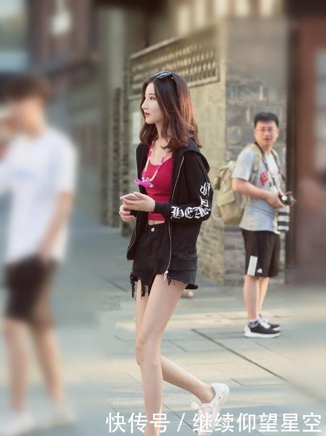 街拍迷人潮流个性的妹子,清爽自然很怡人