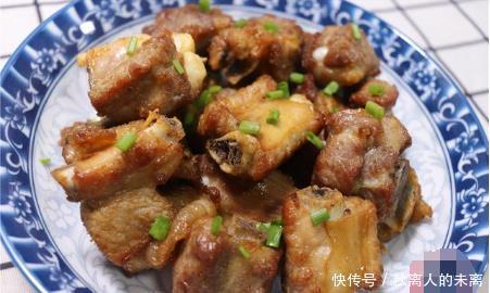 排骨焯水后变得又腥又柴?大厨:这才是正确的做法,鲜嫩无腥味