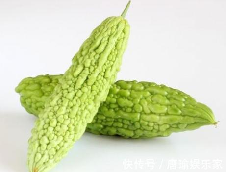 苦瓜|苦瓜炒鸡蛋,先炒苦瓜还是先炒蛋?大厨:都不对,这样做清脆嫩滑