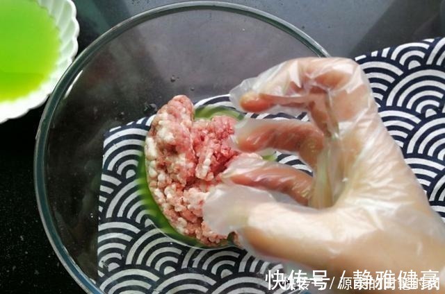 调肉馅时，放料酒是大忌。正确方法告诉你，肉馅鲜嫩多汁无腥味