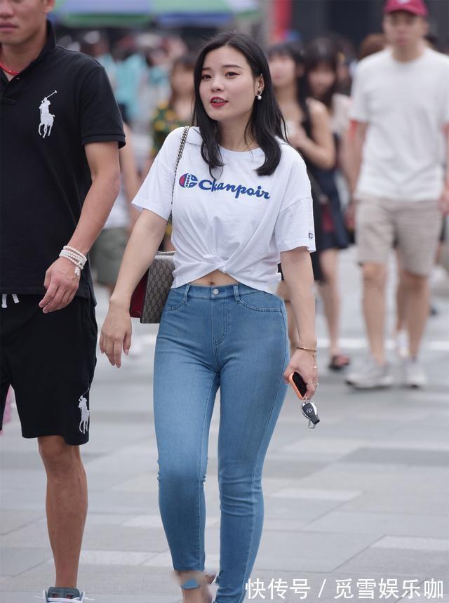 时尚 白色休闲短袖搭蓝色修身打底裤,造型时尚大方,是日常出行穿搭