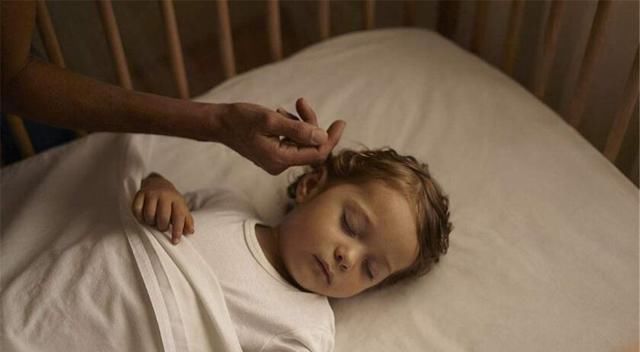 宝宝|奶爸带娃睡觉，醒来没看到娃，放大爸爸的表情，忍不住笑出声