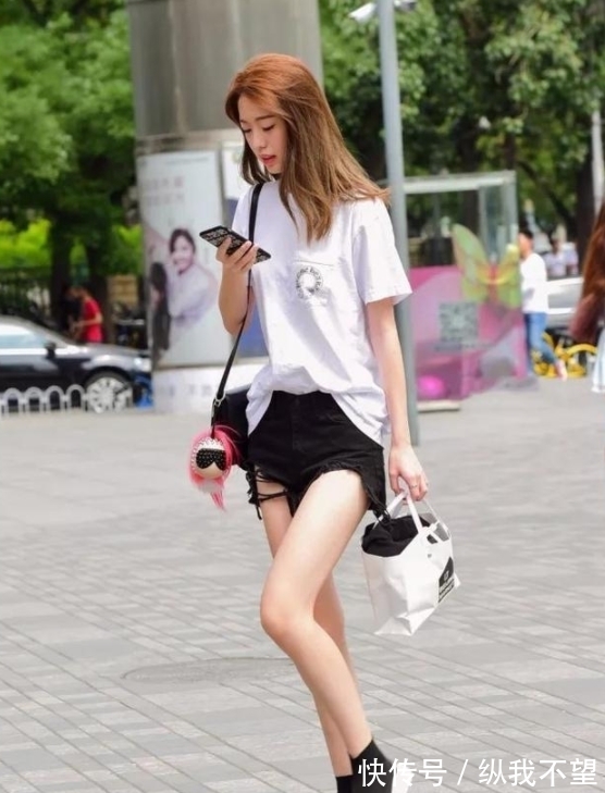 街拍|街拍:清纯女孩牛仔短裤,时尚穿搭,一双大长腿让人羡慕