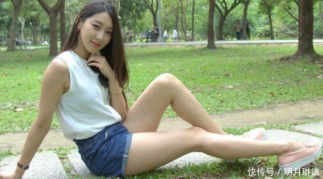 时尚街拍三位青春靓丽小姐姐,有颜值有身材,穿衣搭配各有风格