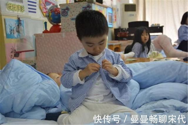 72岁女儿吃樱桃看电视,92岁妈妈包饺子,网友:有妈就能撒娇