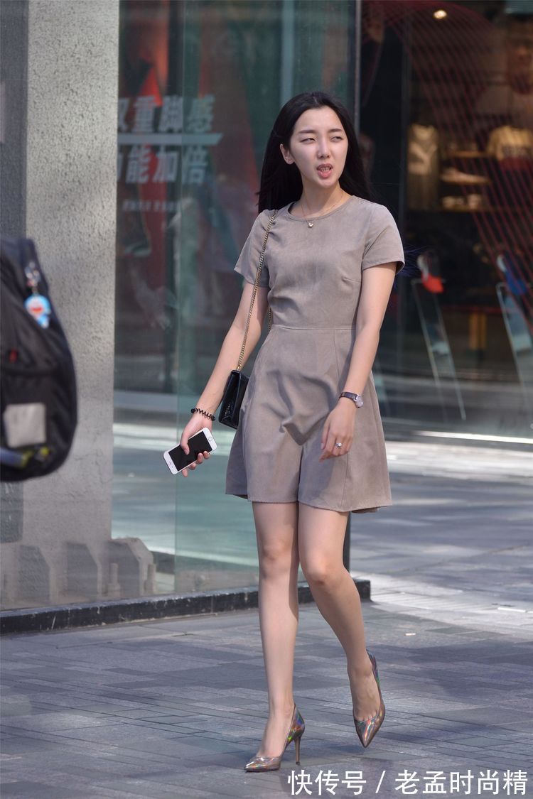 穿搭 街拍:小姐姐连衣裙搭配高跟鞋,身材纤细修长,非常漂亮!