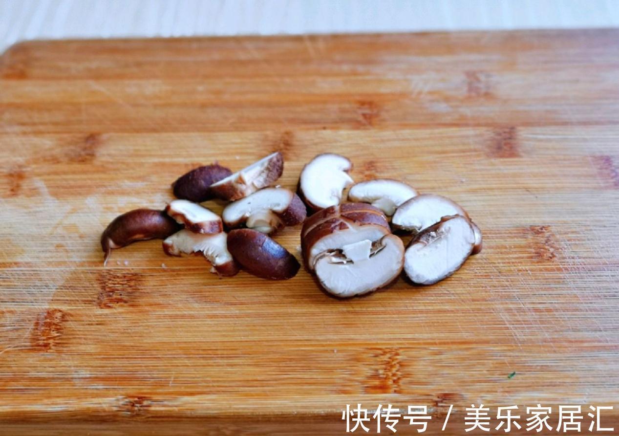 鲜美的番茄香菇烧茄子,超下饭,汤汁拌米饭太过瘾了