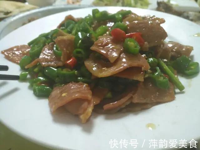 农村|和婆婆去农村吃满月酒,随礼500元,菜上桌后,抠门婆婆:亏大了