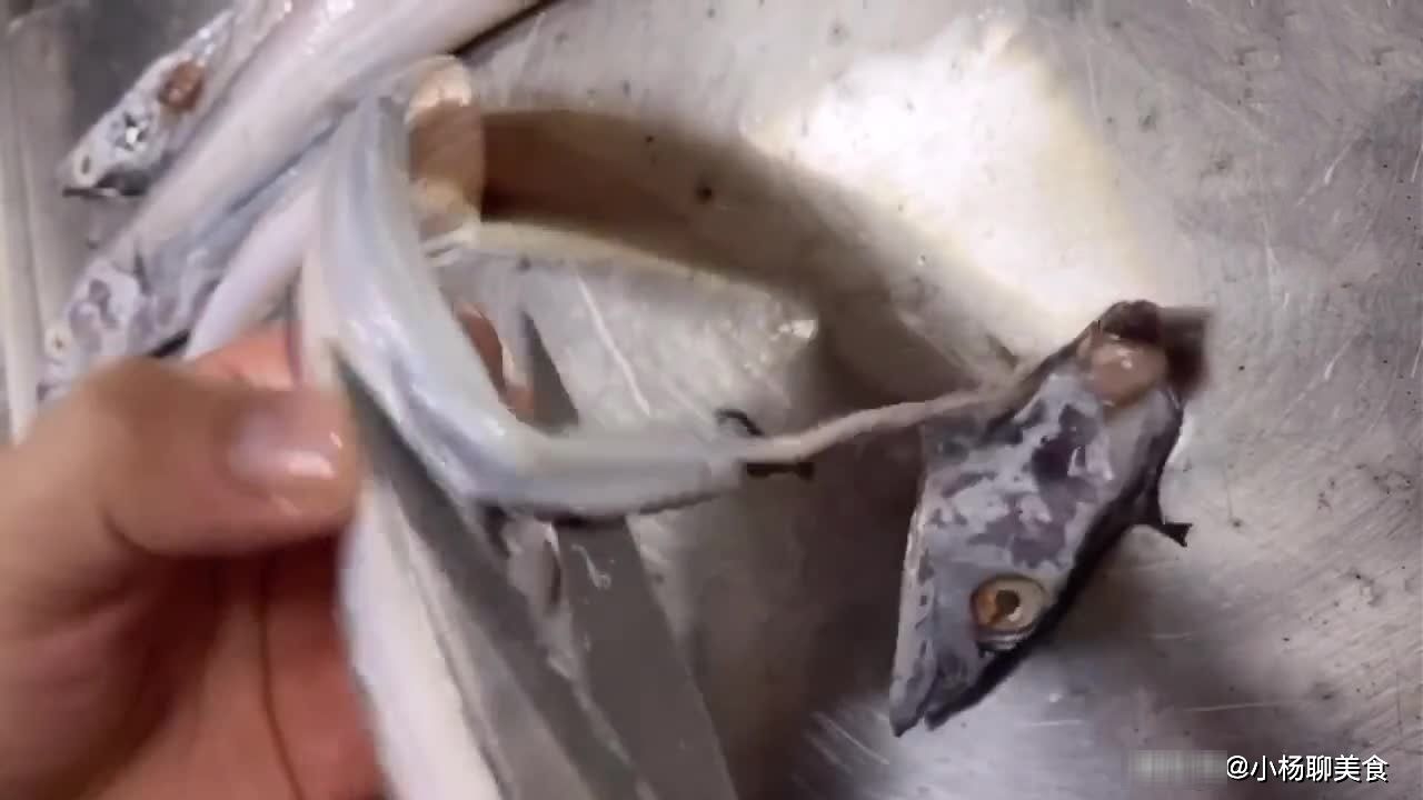 煎带鱼不粘锅不碎的小技巧,全程讲解详细,担保外形美观酥脆诱人