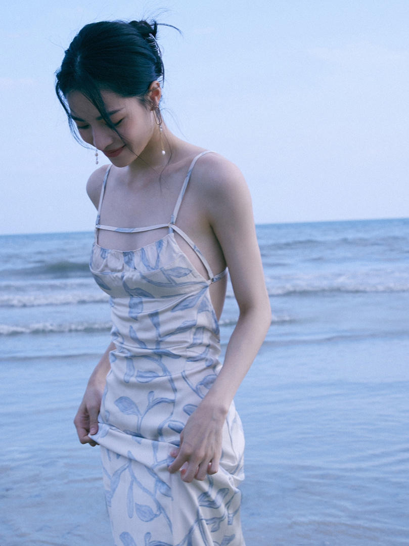 吊带连衣裙|钟楚曦的身材比例太完美,一袭吊带连衣裙性感优雅,美得让人心动