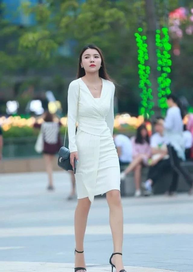 清爽|街拍清爽的白色连衣裙很显优雅气质,尽显小美女曼妙的好身姿